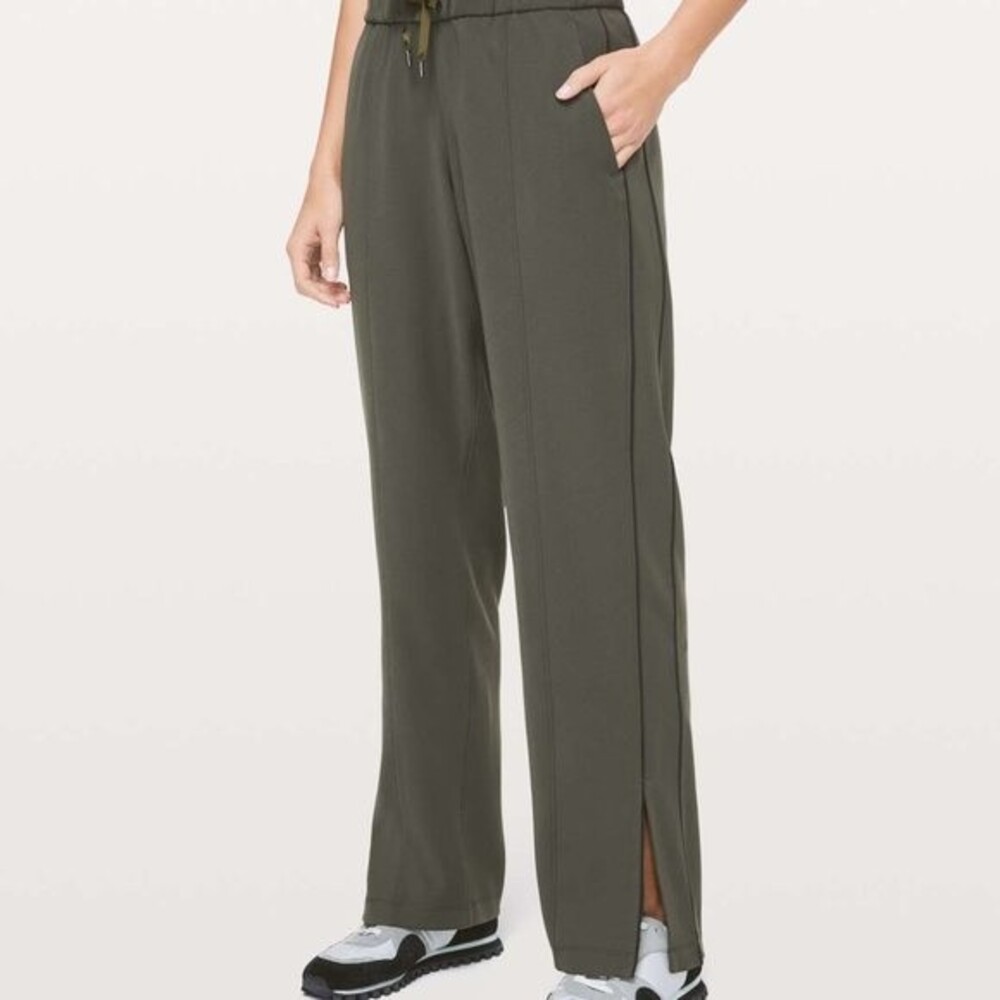 Lululemon On the Right Track Pant - dark olive/black, size 8